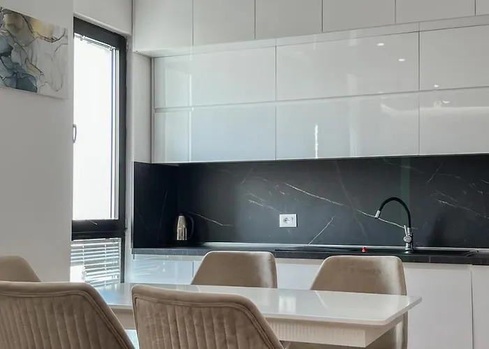 Lux At Arlis 公寓 地拉那