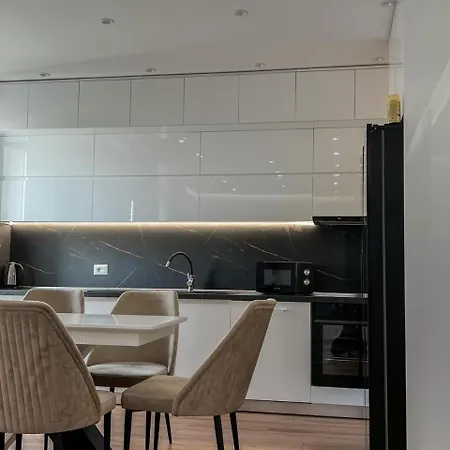 Lux At Arlis 地拉那