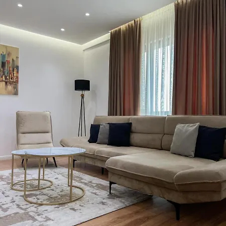 Lux At Arlis アパート