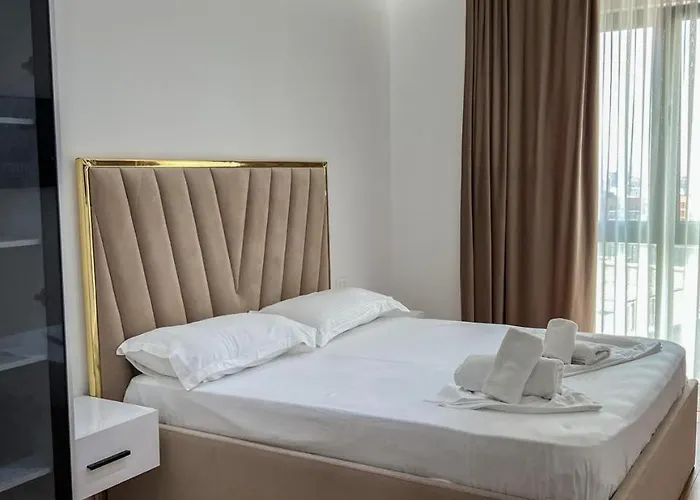 アパート Lux At Arlis ティラナ